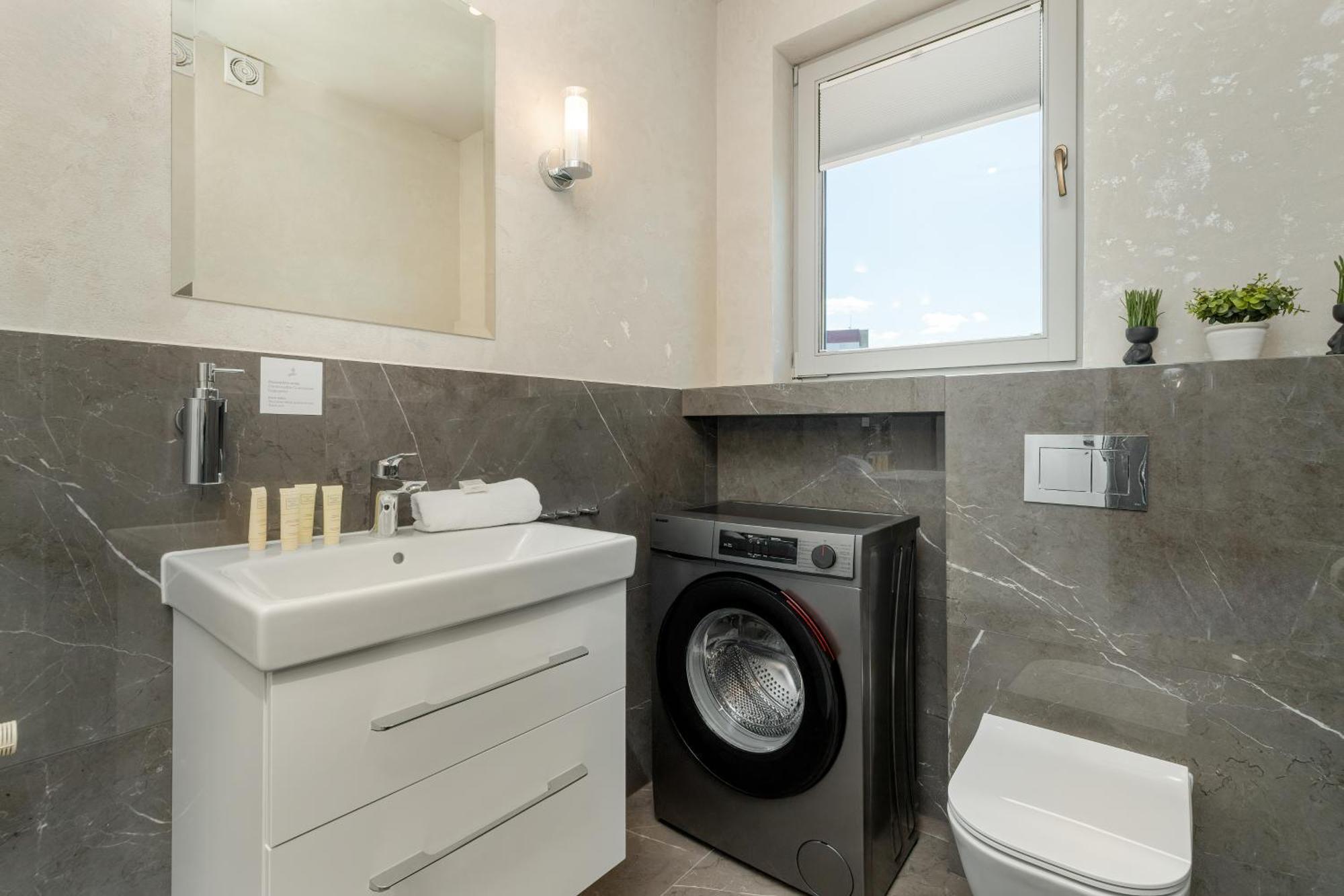 Luksusowy Z 4 Sypialniami, Klimatyzacja I Biurkiem W Gdansku By Renters Lejlighed Gdańsk