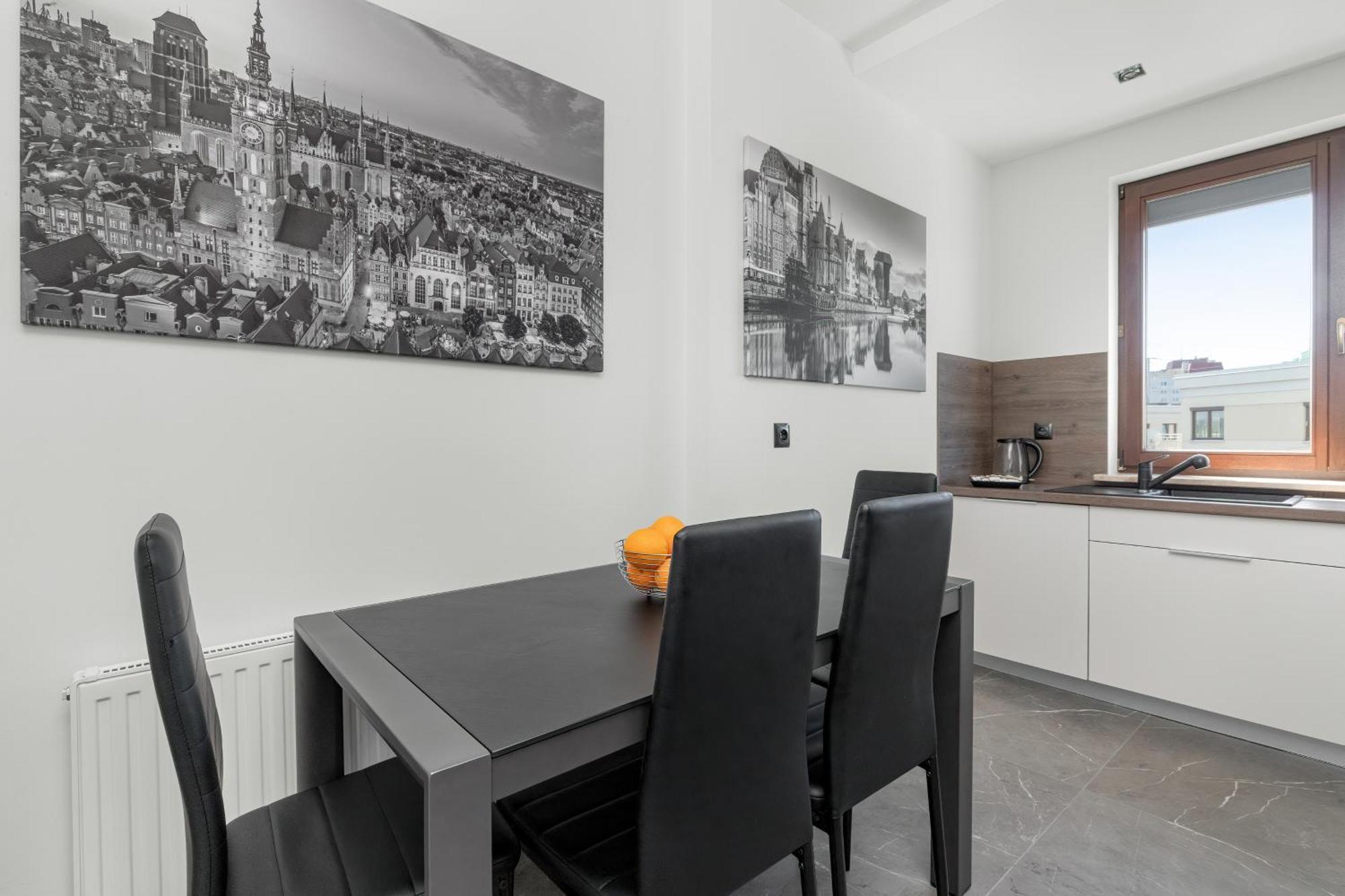 Luksusowy Z 4 Sypialniami, Klimatyzacja I Biurkiem W Gdansku By Renters Leilighet
